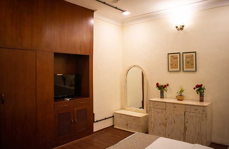 swaroop vilas lake facing boutique hotel