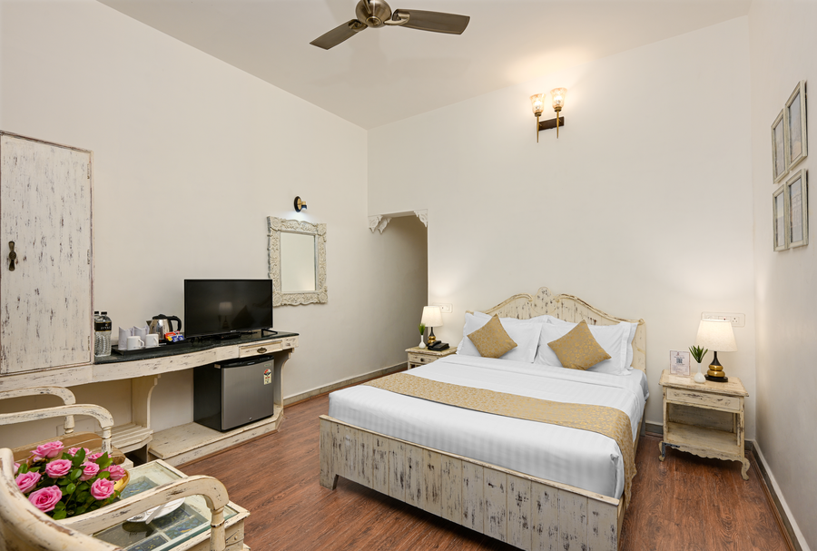 swaroop vilas lake facing boutique hotel