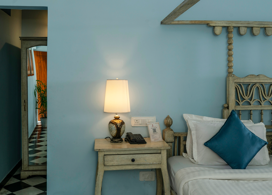 swaroop vilas lake facing boutique hotel