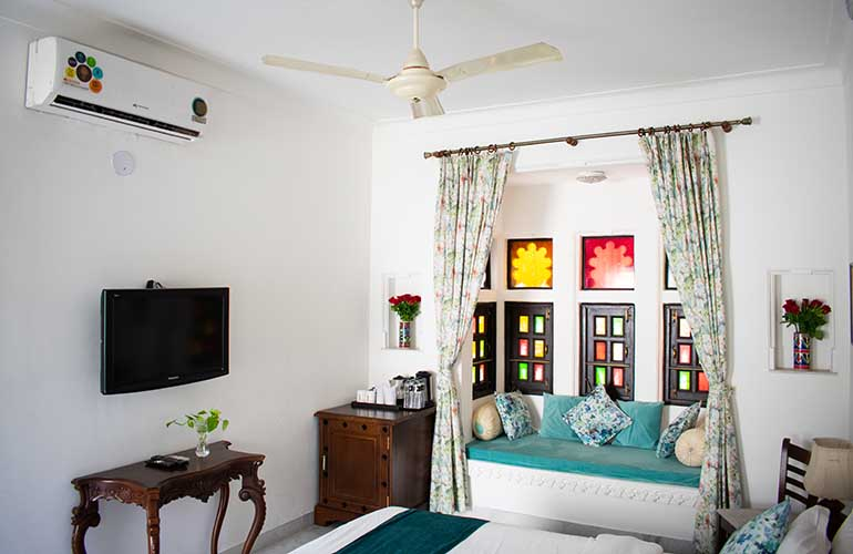 swaroop vilas lake facing boutique hotel