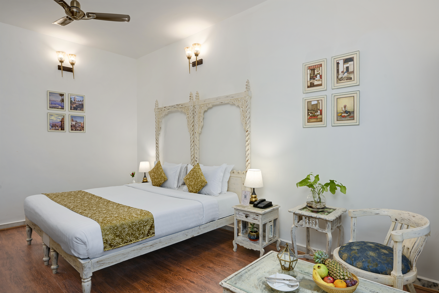 swaroop vilas lake facing boutique hotel