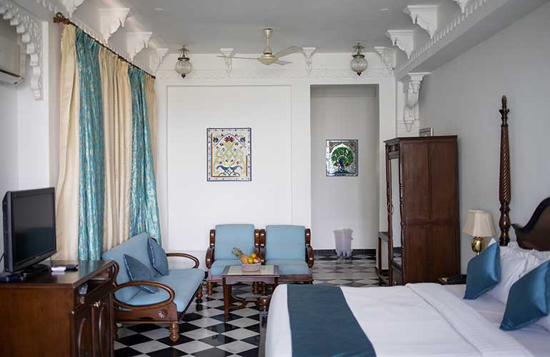 swaroop vilas lake facing boutique hotel