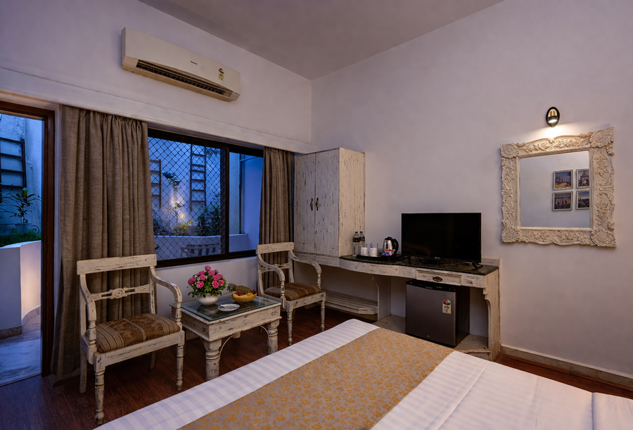 swaroop vilas lake facing boutique hotel