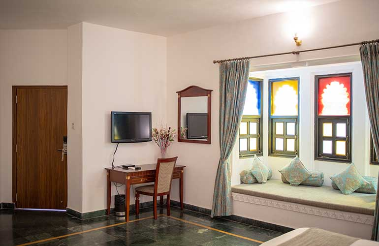 swaroop vilas lake facing boutique hotel