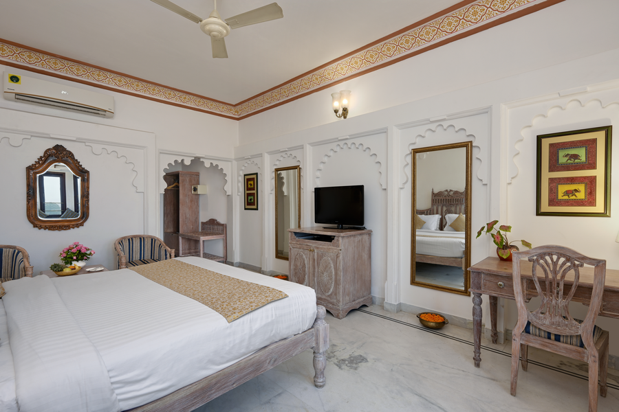 swaroop vilas lake facing boutique hotel