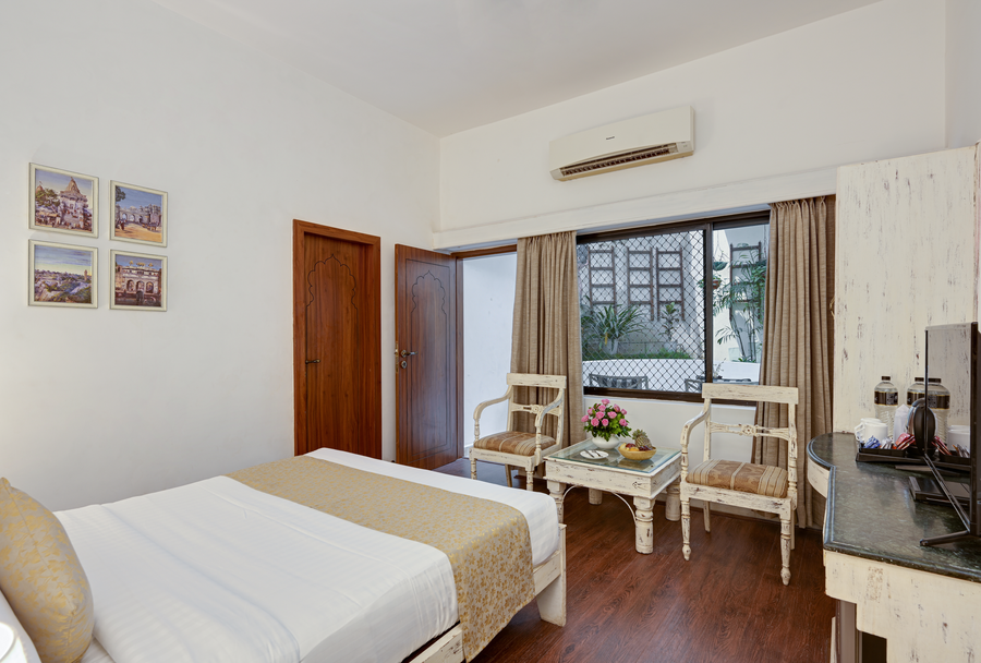 swaroop vilas lake facing boutique hotel