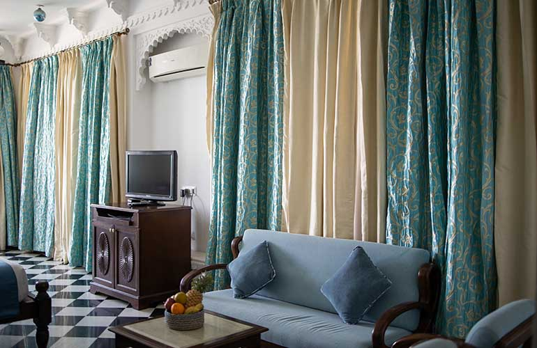 swaroop vilas lake facing boutique hotel