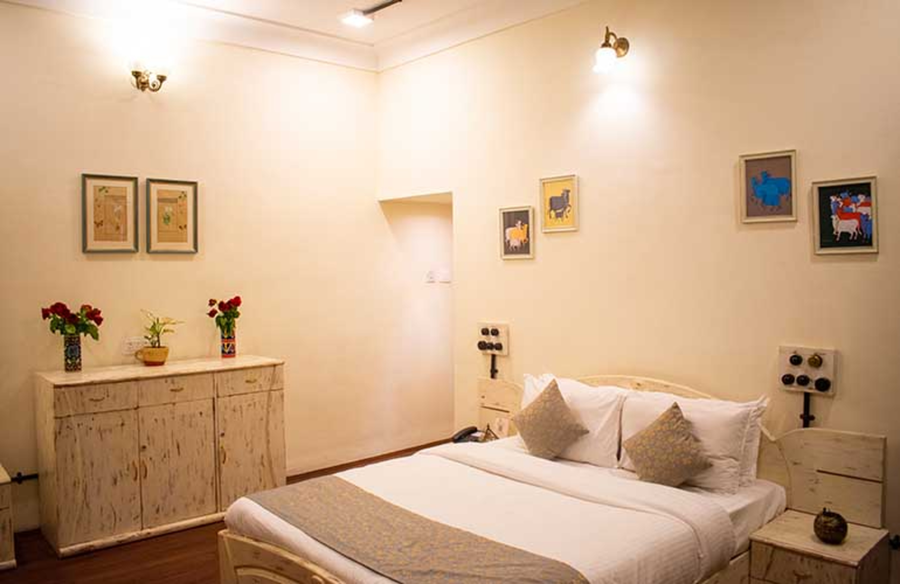 swaroop vilas lake facing boutique hotel