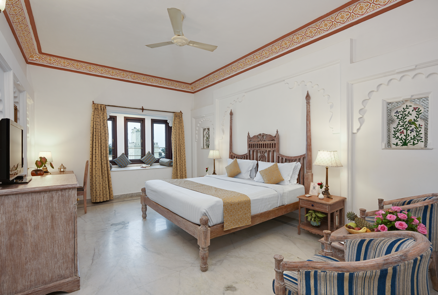 swaroop vilas lake facing boutique hotel