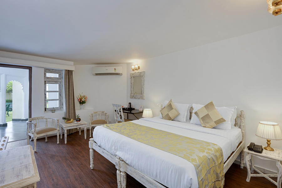 swaroop vilas lake facing boutique hotel