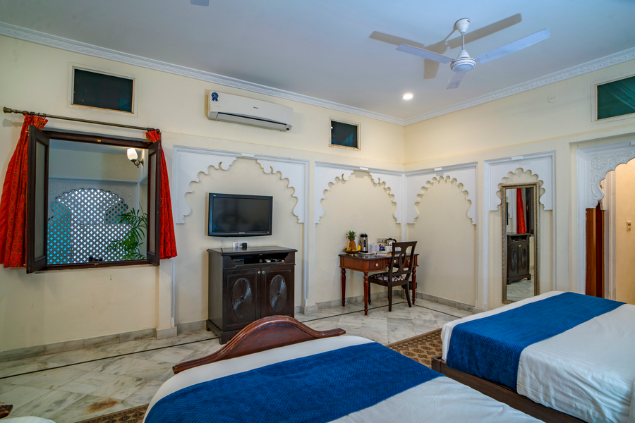 swaroop vilas lake facing boutique hotel