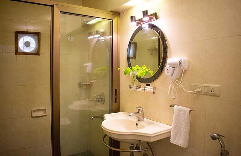 swaroop vilas lake facing boutique hotel