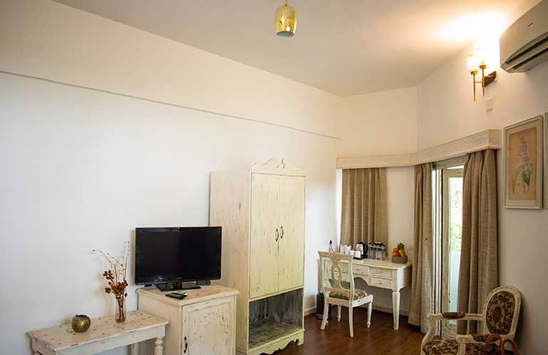 swaroop vilas lake facing boutique hotel