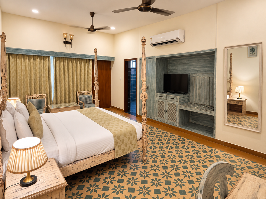 swaroop vilas lake facing boutique hotel