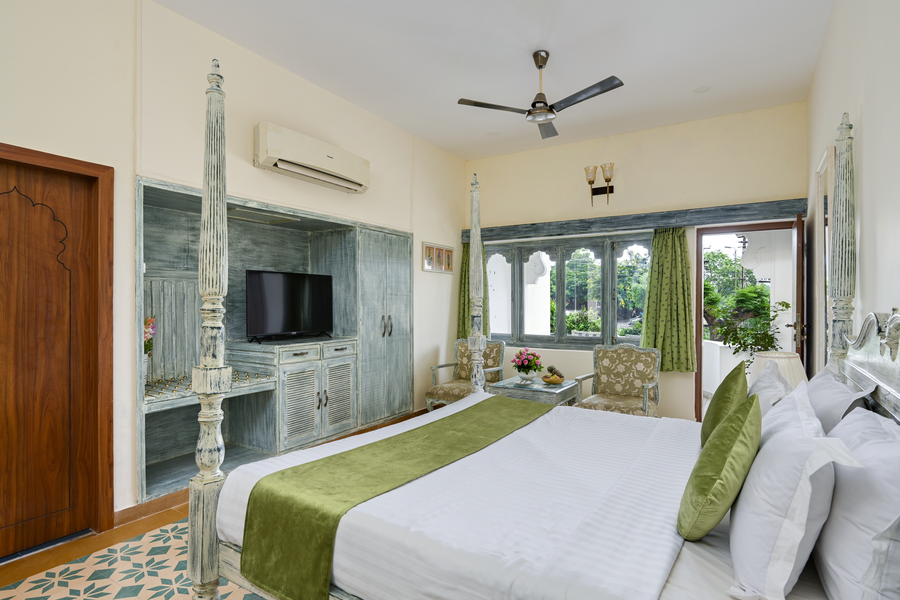 swaroop vilas lake facing boutique hotel