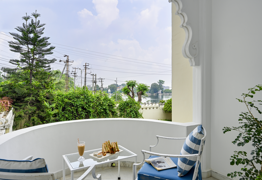 swaroop vilas lake facing boutique hotel