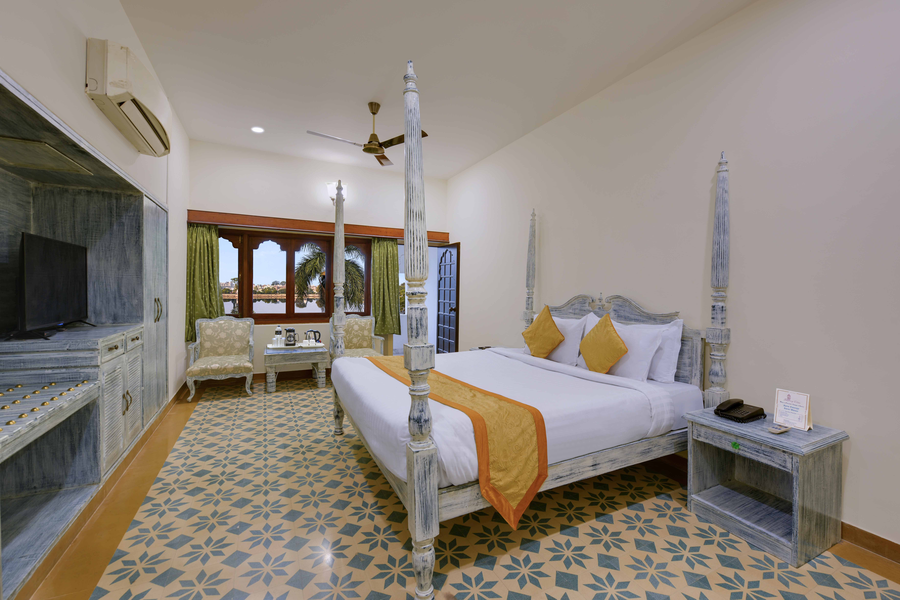swaroop vilas lake facing boutique hotel
