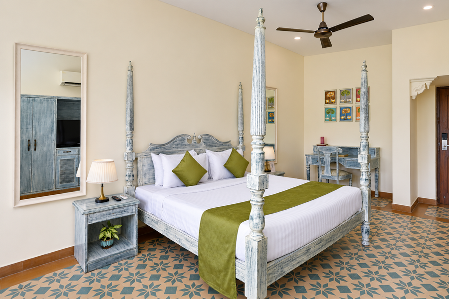swaroop vilas lake facing boutique hotel