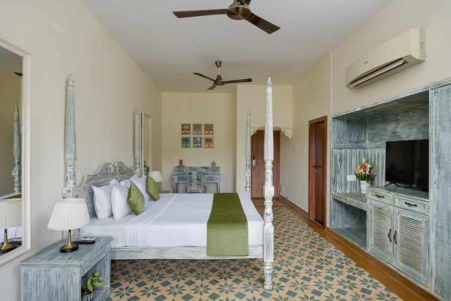 swaroop vilas lake facing boutique hotel