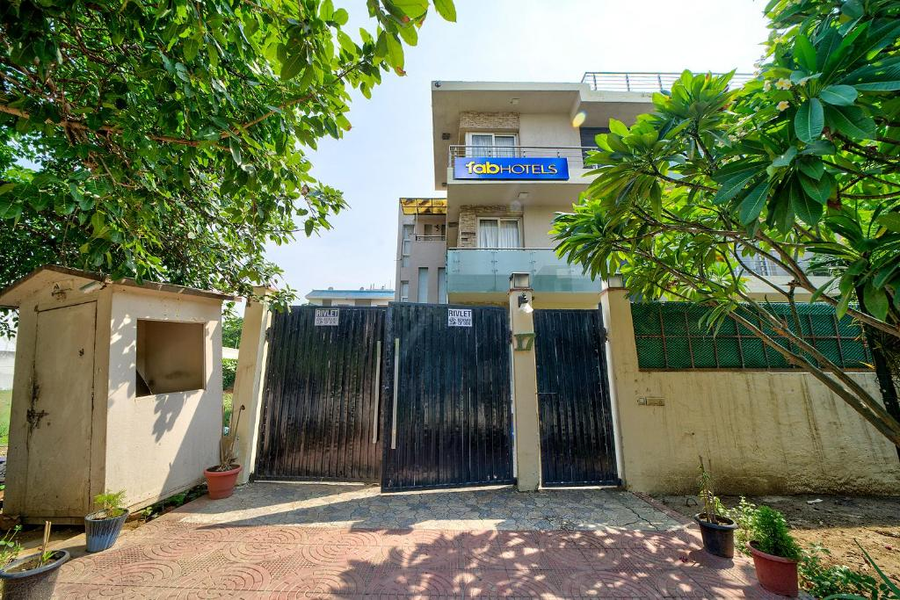 Fabhotel Rivlet,MA 63, Moulsari Ave, DLF Phase 3, Gurugram, Haryana 122002,3 star