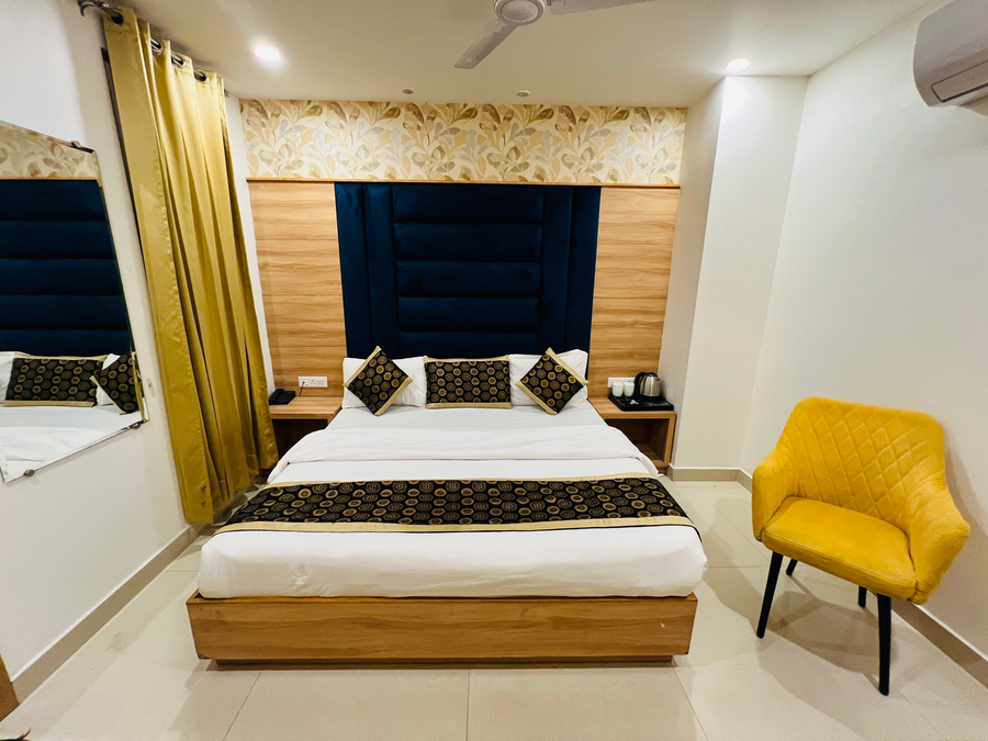 hotel diamond villa and banquet near golden temple