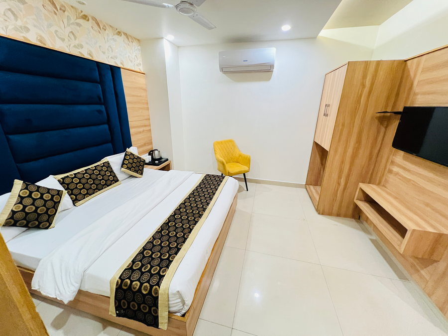 hotel diamond villa and banquet near golden temple