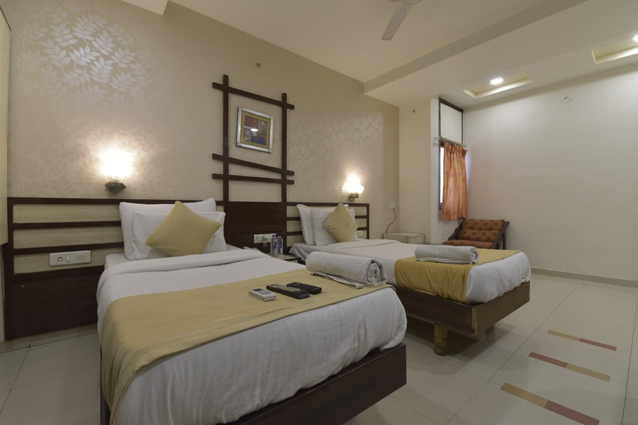hotel airport plaza
