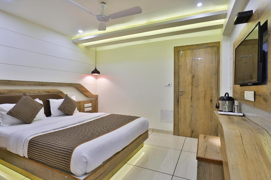 Hotel Pearl, Sayajigunj, Vadodara,3 star