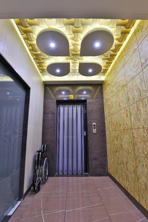 Hotel Pearl, Sayajigunj, Vadodara,3 star