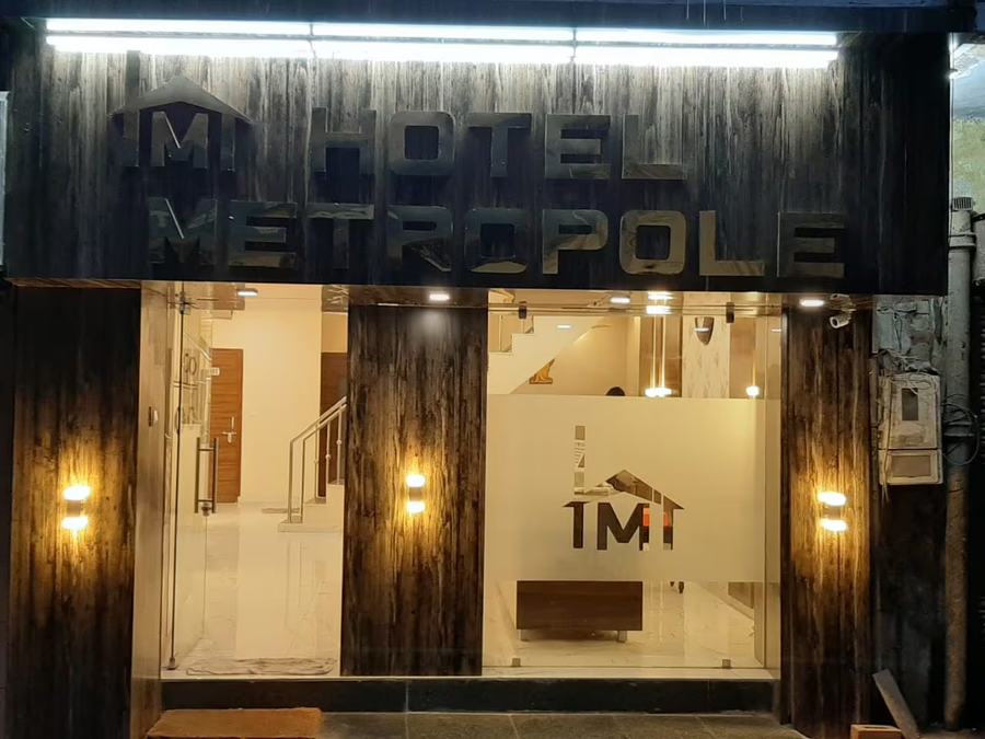 Hotel Metropole,Near Nehru Bridge,2 star