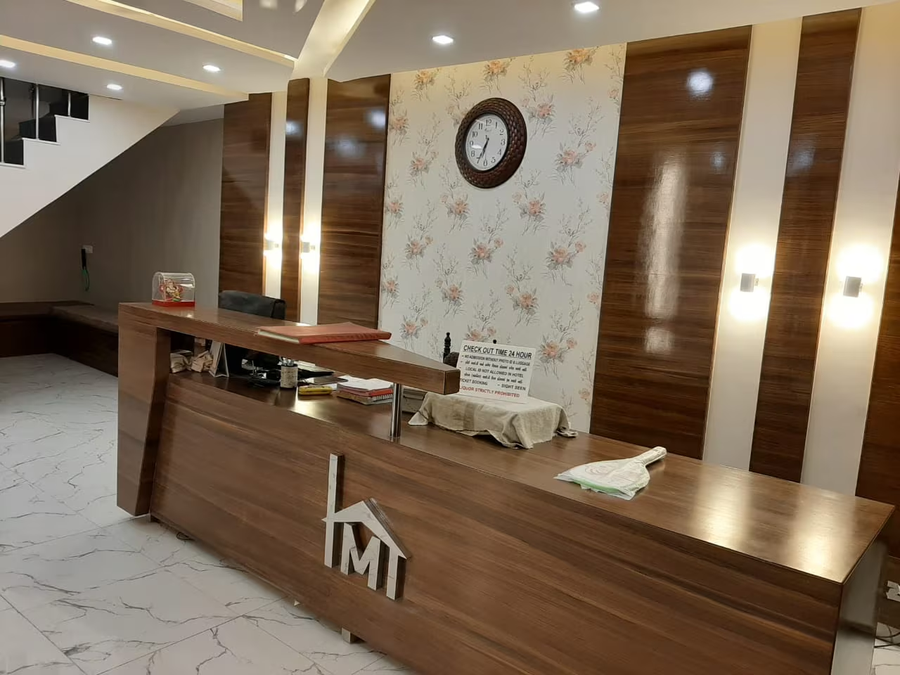 Hotel Metropole,Near Nehru Bridge,2 star