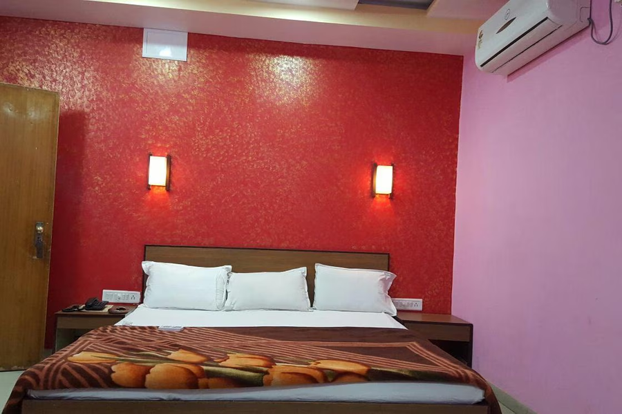 Hotel Metropole,Near Nehru Bridge,2 star