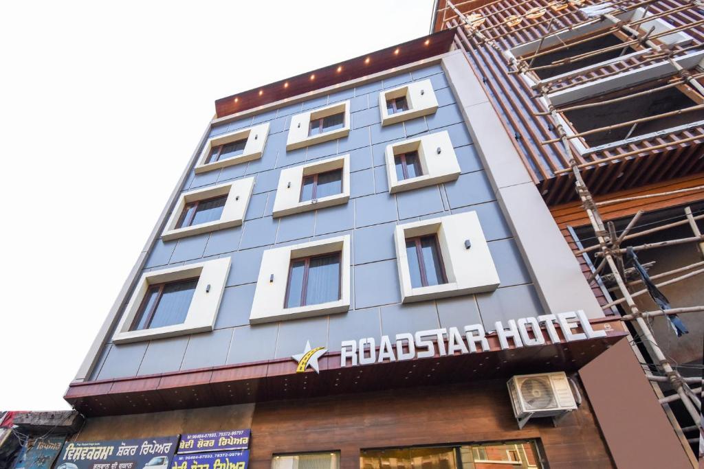 Hotel Roadstar,Near Golden Temple,3 star