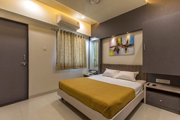 Hotel Rajlaxmi Grand,Plot No - 683/B, Ward No - B, Bindu Chowk, Near Madhuri Bakery, Kolhapur,3 star