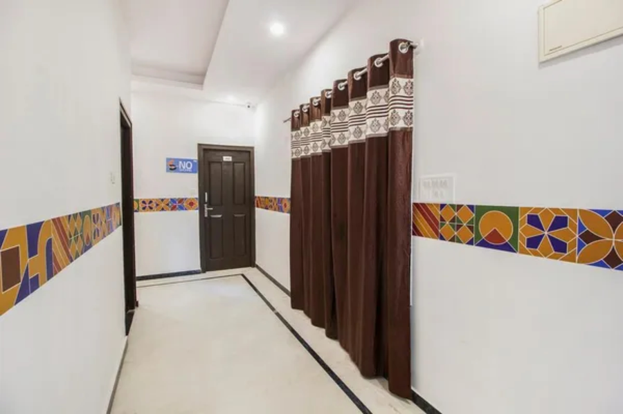 fabhotel crown suites