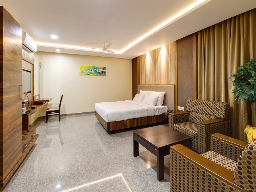 hotel silver oak 7 minutes walk to mahalaxmi temple