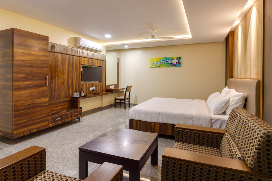hotel silver oak 7 minutes walk to mahalaxmi temple