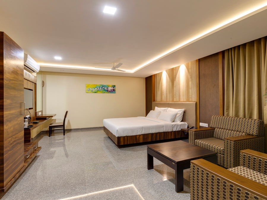 hotel silver oak 7 minutes walk to mahalaxmi temple