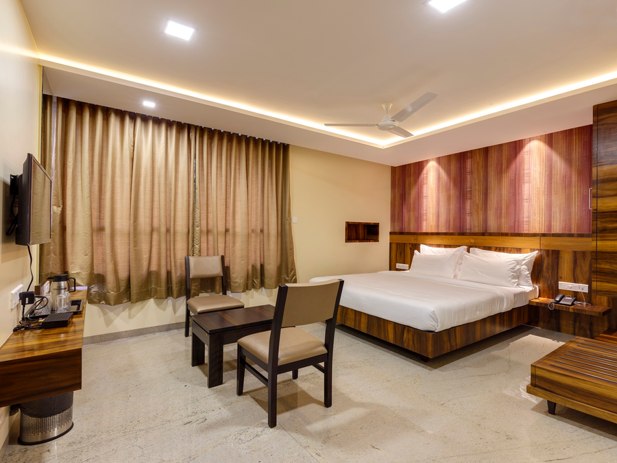 hotel silver oak 7 minutes walk to mahalaxmi temple