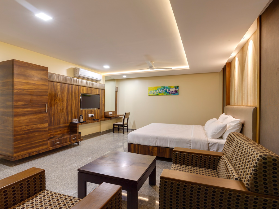 hotel silver oak 7 minutes walk to mahalaxmi temple