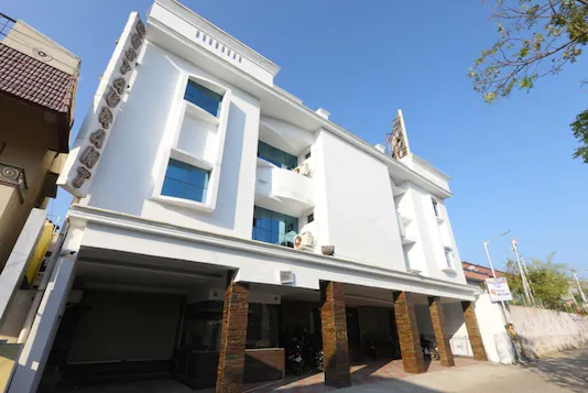 Hotel Half Moon,No.285,Vivekananda Street, Sh 49, Opp. Kfc, Sangam Colony, Kottivakkam, Chennai,3 star