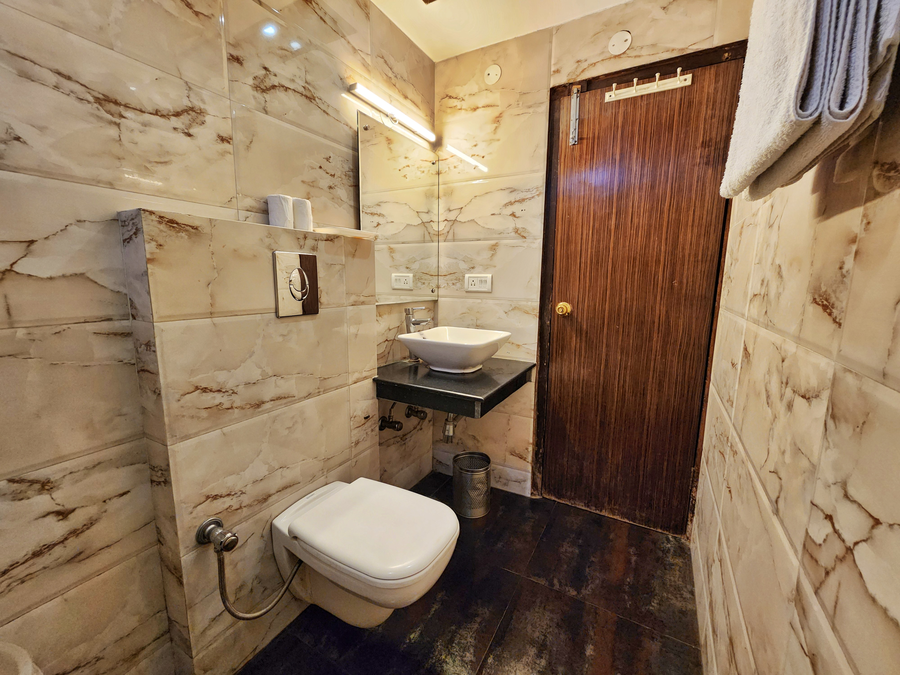 hotel surya elevator access to mall road