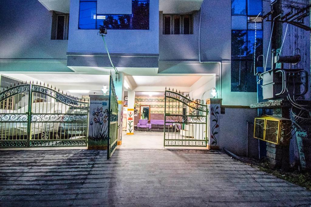 Fabexpress Aditya Yatri Nivas,ALIPIRI RD,3 star