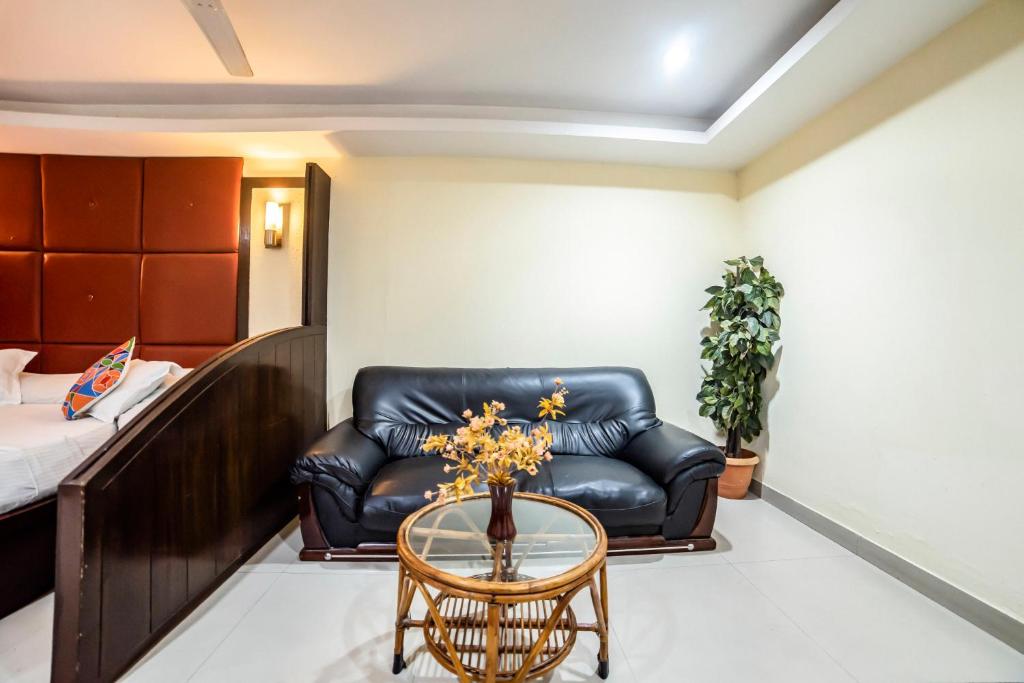 Fabhotel Royal Residency Ii - Nr Lakdikapul Metro Station,11-5-430, Red Hills Rd, Red Hills, Lakdikapul, Hyderabad,3 star