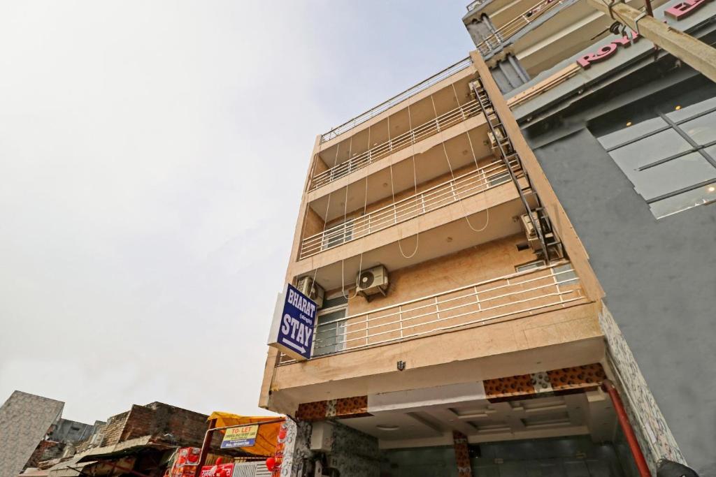 Hotel Bharat Stay,A-6, Vasant Kunj Rd, Near Main Red Light, Block B, Mahipalpur Village, Mahipalpur, New Delhi, Delhi 110037,3 star
