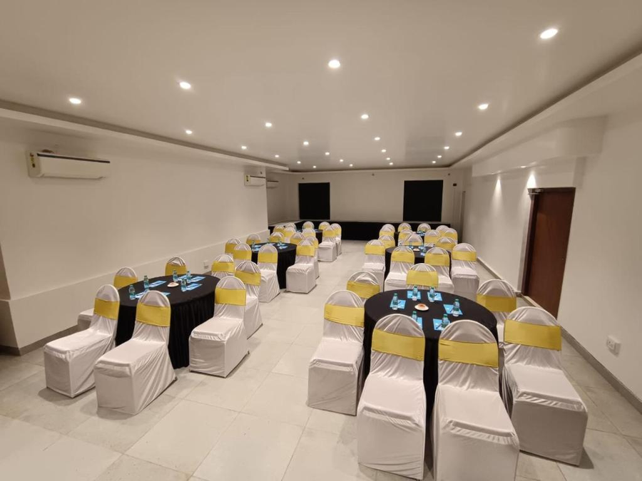 Le Papillon,Old Mumbai - Pune Highway,3 star