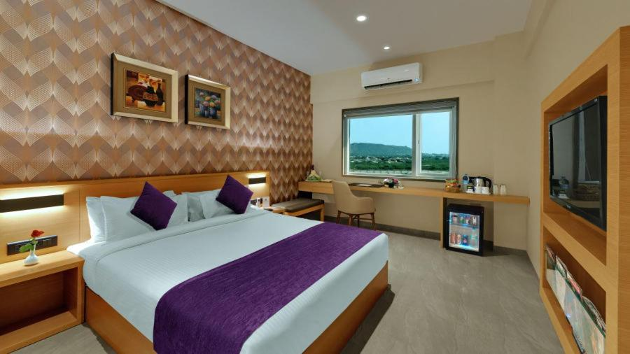 Click Hotel Bhuj,Bhuj, Staion Rd, Railway Area,3 star