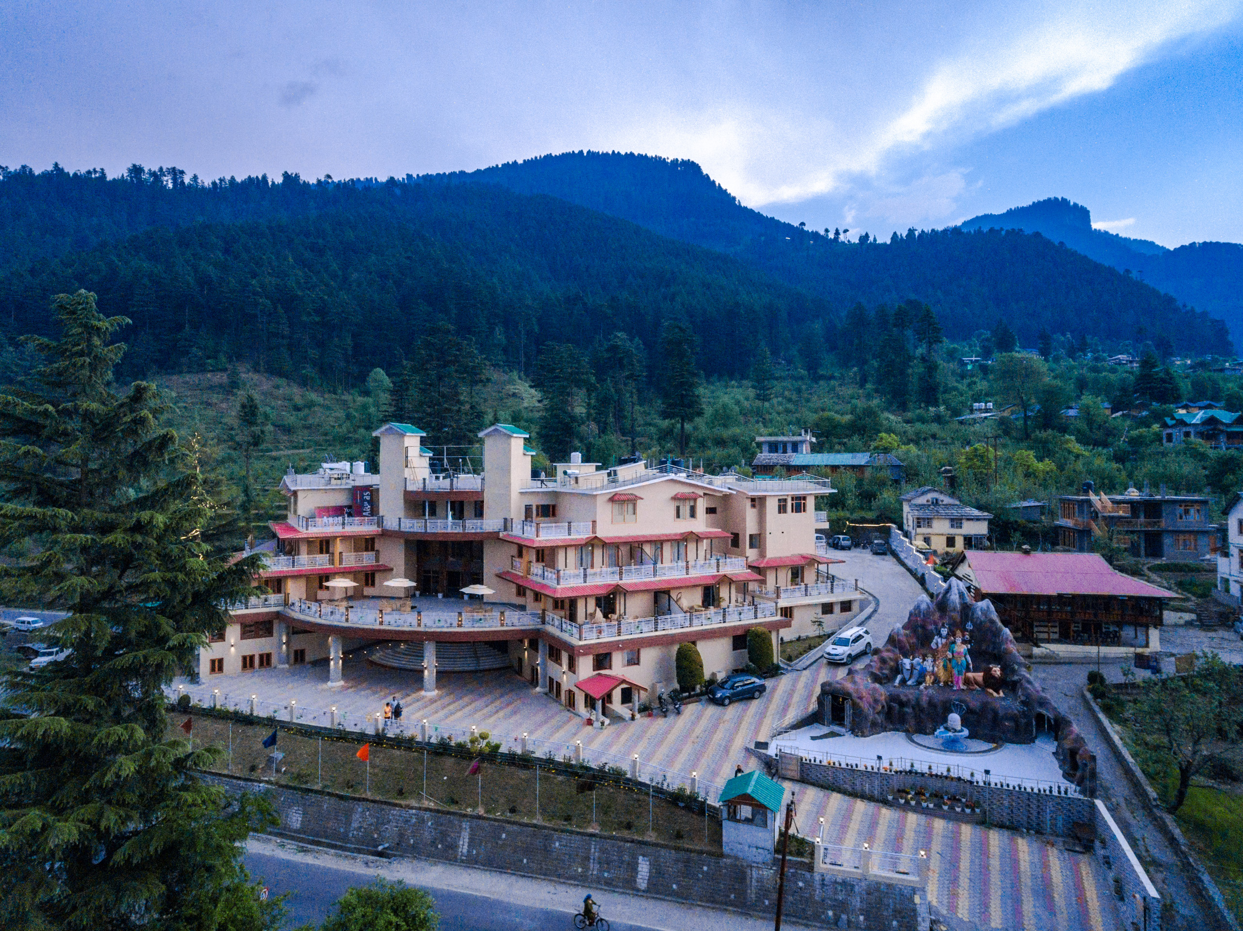 Anand Vardhan Resort,Naggar,4 star