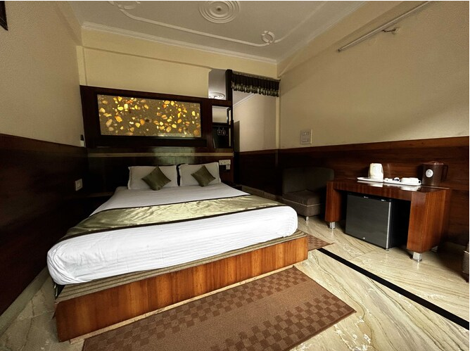 hotel gandhis paradise