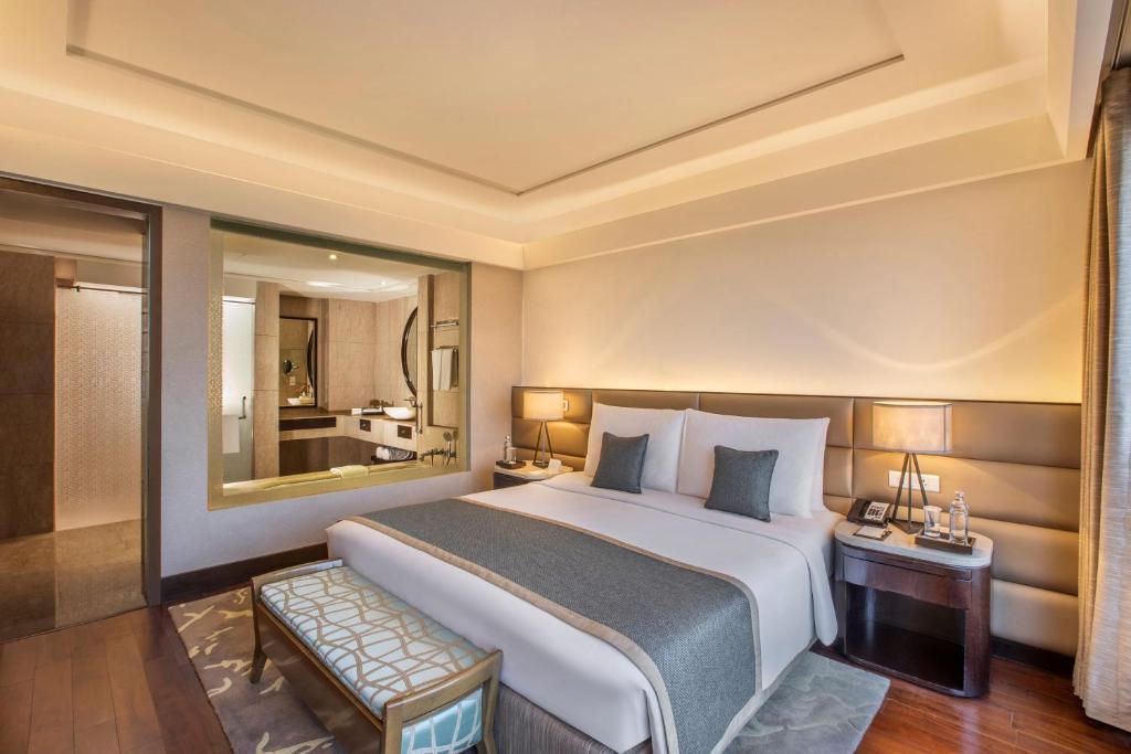 the leela ambience convention hotel delhi